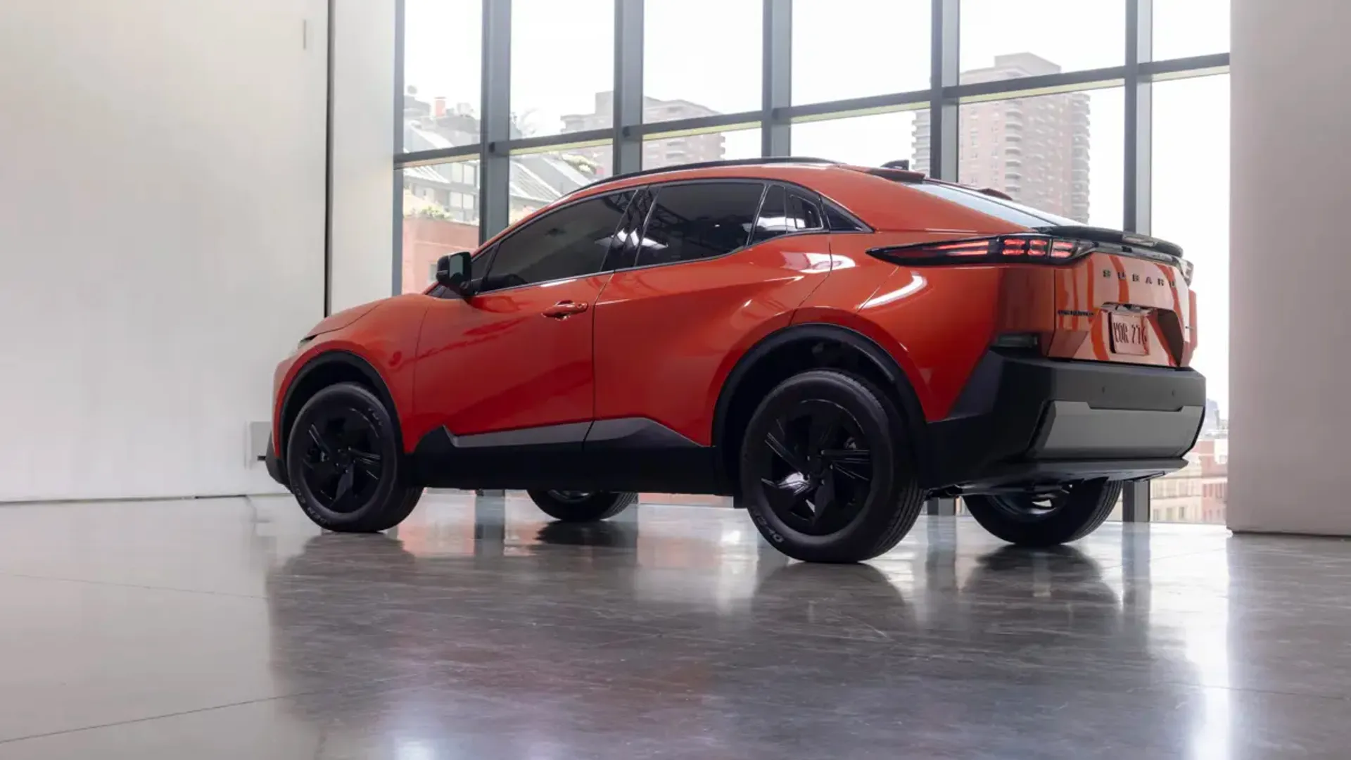 Elettronauti - Subaru Uncharted AWD 77 kWh - Argento - Esterno - Vista anteriore a tre quarti