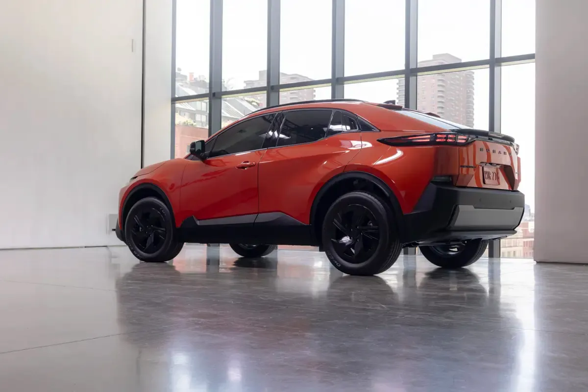 Elettronauti - Subaru Uncharted AWD 77 kWh - Argento - Esterno - Vista anteriore a tre quarti