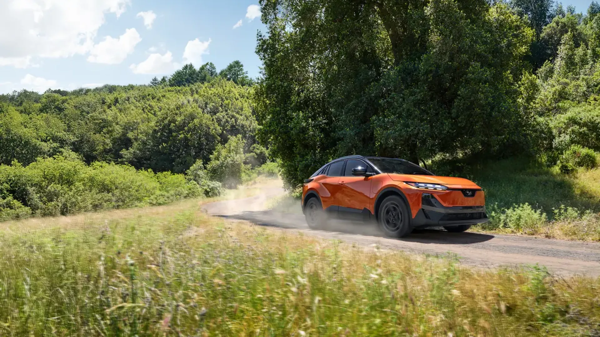 Elettronauti - Subaru Uncharted AWD 77 kWh - Argento - Esterno - Vista anteriore a tre quarti