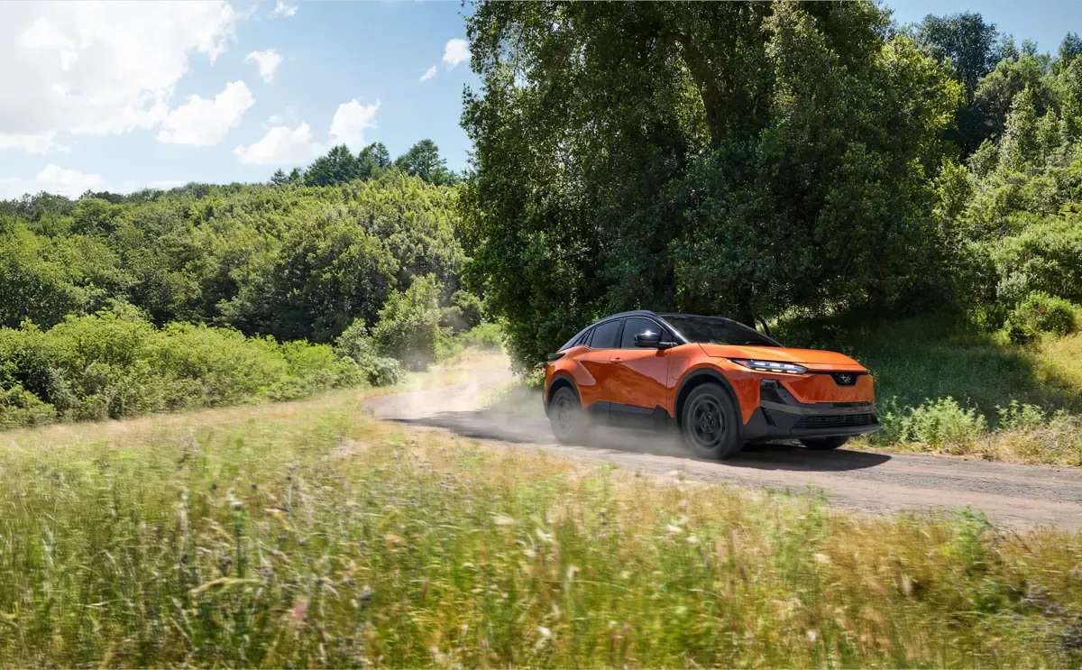 Elettronauti - Subaru Uncharted AWD 77 kWh - Argento - Esterno - Vista anteriore a tre quarti