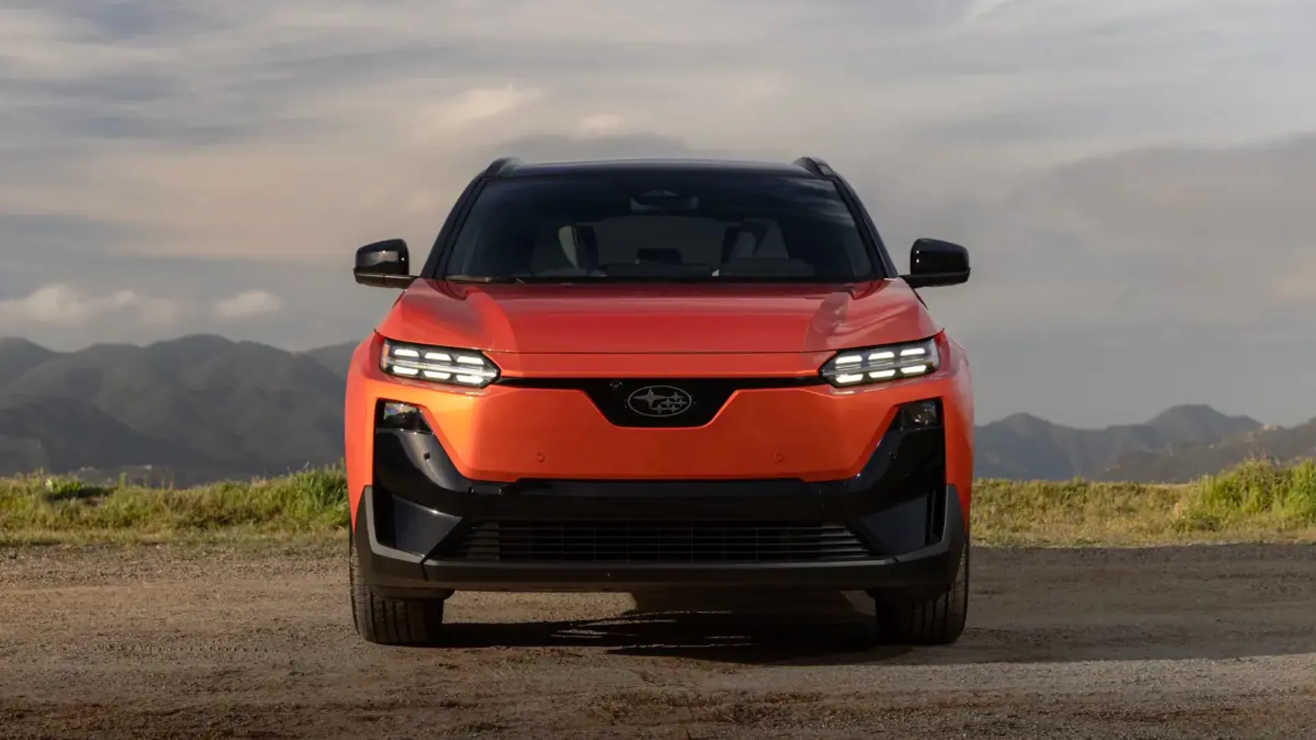 Elettronauti - Subaru Uncharted AWD 77 kWh - Argento - Esterno - Vista anteriore a tre quarti
