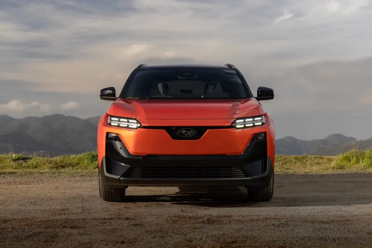 Elettronauti - Subaru Uncharted AWD 77 kWh - Argento - Esterno - Vista anteriore a tre quarti