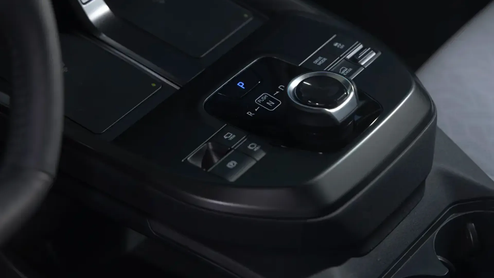 Elettronauti - Subaru Uncharted AWD 77 kWh - Argento - Esterno - Vista anteriore a tre quarti