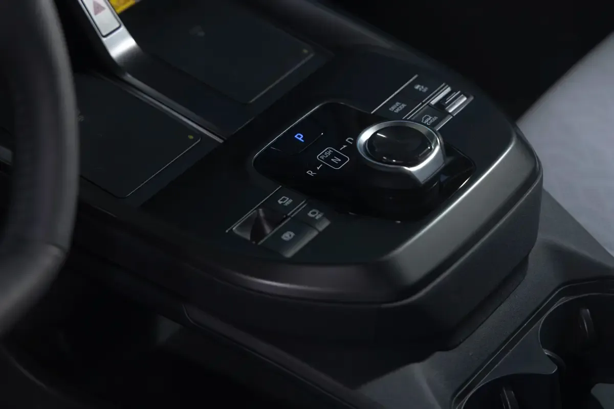Elettronauti - Subaru Uncharted AWD 77 kWh - Argento - Esterno - Vista anteriore a tre quarti