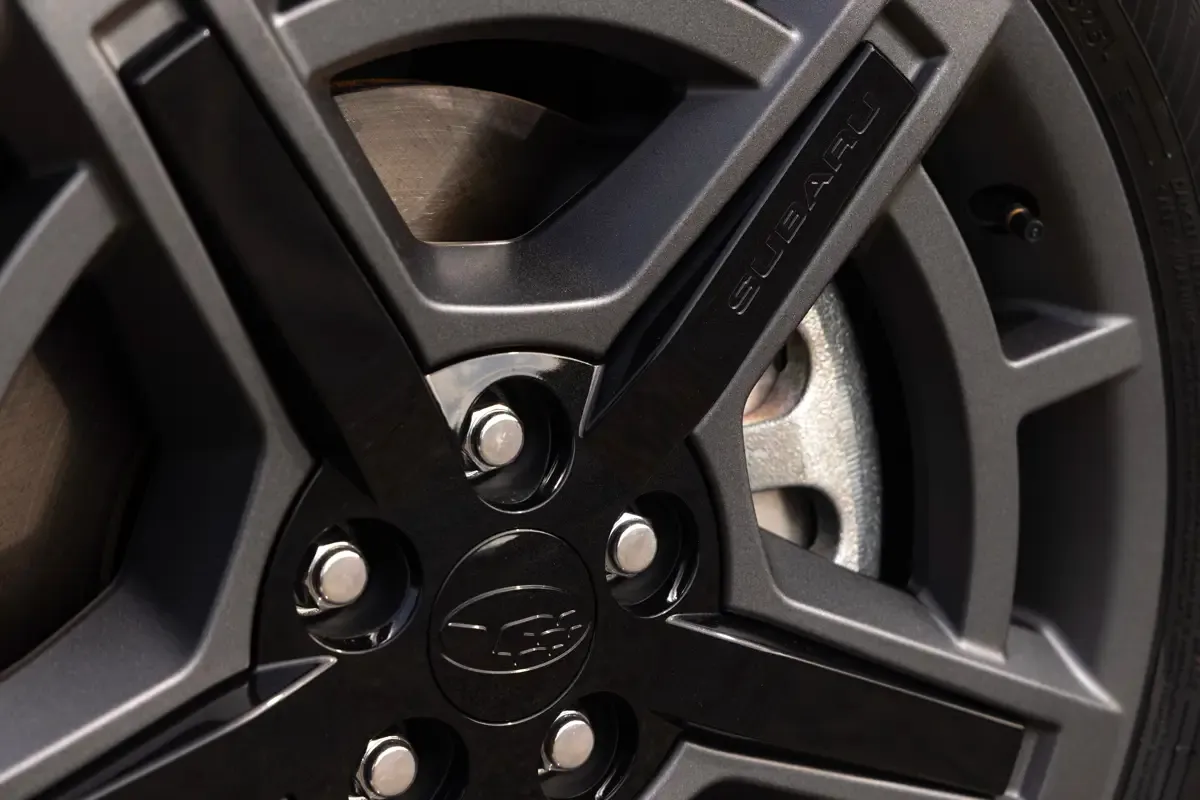 Elettronauti - Subaru Uncharted AWD 77 kWh - Argento - Esterno - Vista anteriore a tre quarti