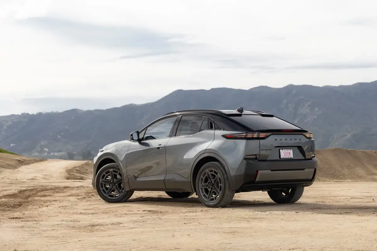 Elettronauti - Subaru Uncharted AWD 77 kWh - Bianco - Esterno - Vista anteriore a tre quarti