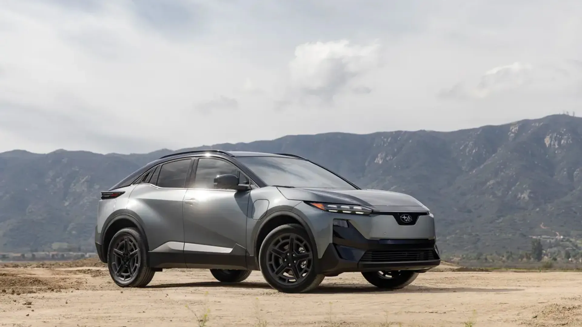 Elettronauti - Subaru Uncharted AWD 77 kWh - Bianco - Esterno - Vista anteriore a tre quarti