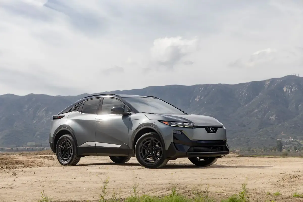 Elettronauti - Subaru Uncharted AWD 77 kWh - Bianco - Esterno - Vista anteriore a tre quarti