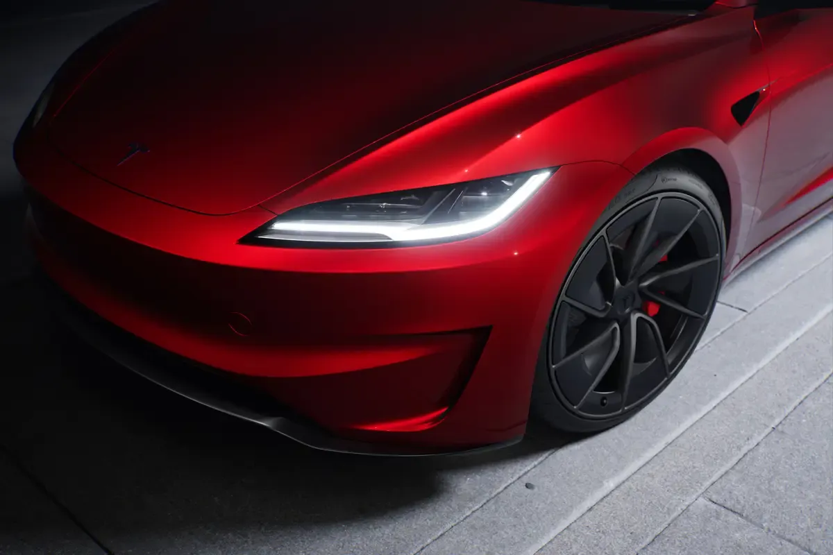 Elettronauti - Tesla Model 3 Performance - Rosso - Esterno - Vista anteriore