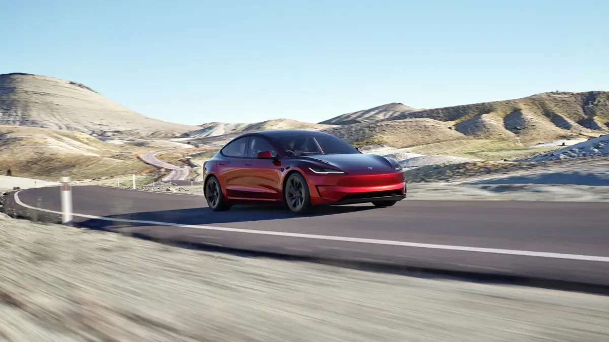 Elettronauti - Tesla Model 3 Performance - Nero - Esterno - Vista anteriore a tre quarti