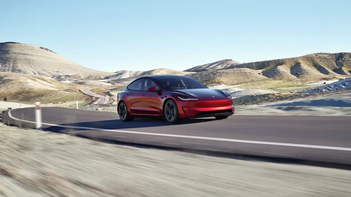 Elettronauti - Tesla Model 3 Performance - Dark Grey - Esterno - Vista anteriore a tre quarti