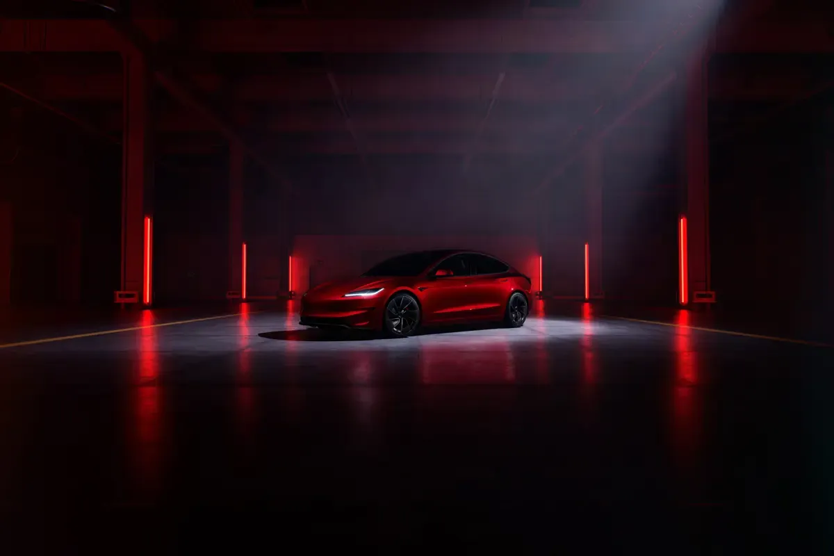 Elettronauti - Tesla Model 3 Performance - Grigio - Esterno - Vista anteriore a tre quarti