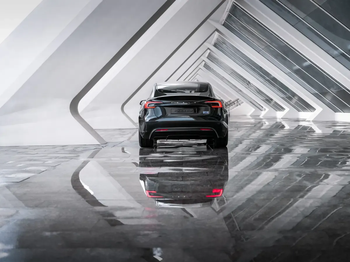 Elettronauti - Tesla Model 3 Performance - Grigio - Esterno - Vista anteriore a tre quarti