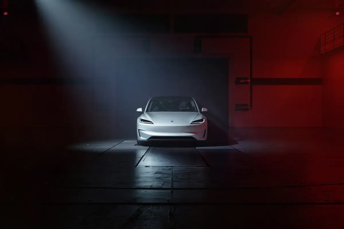 Elettronauti - Tesla Model 3 Performance - Grigio - Esterno - Vista anteriore a tre quarti