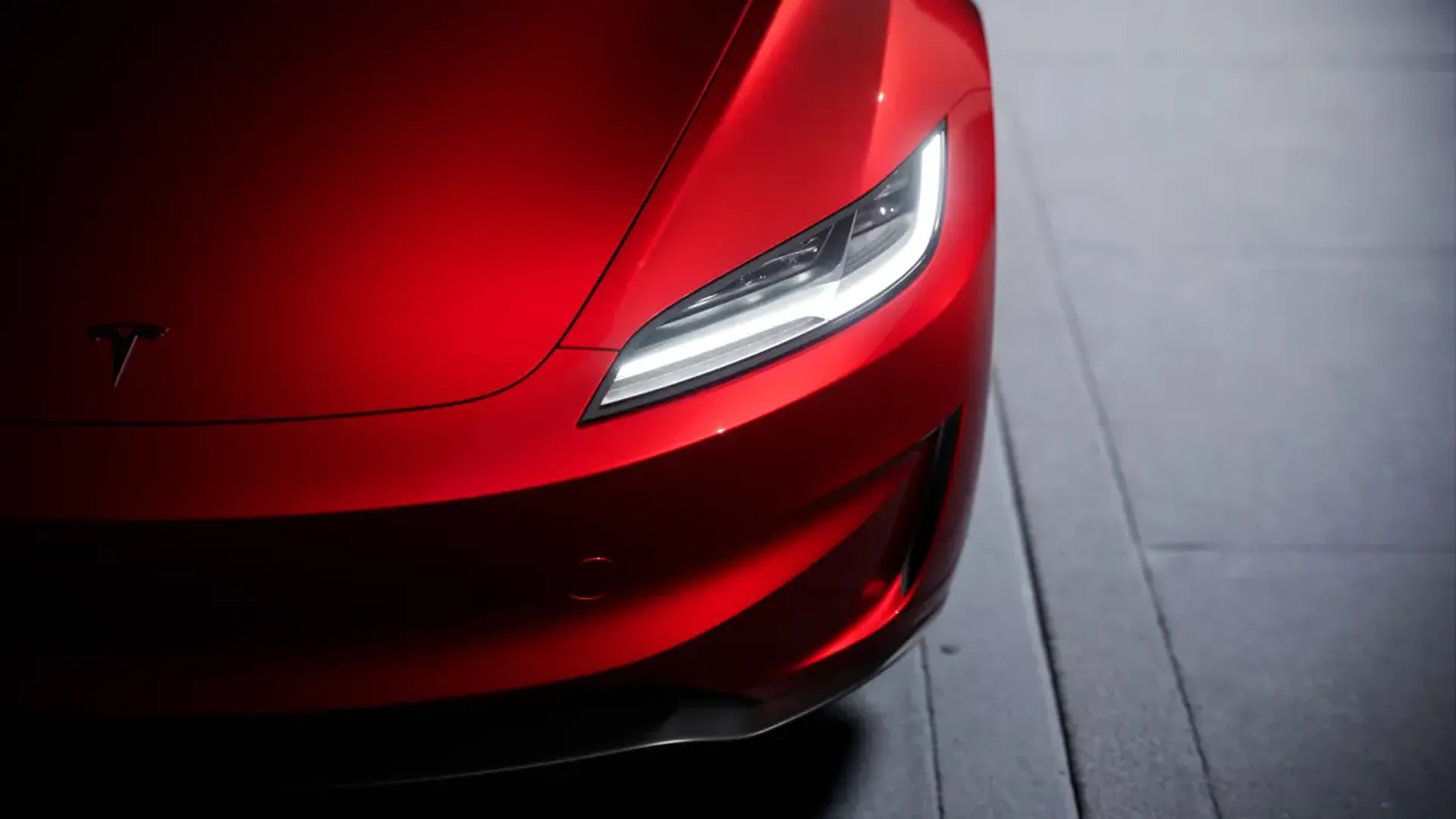 Elettronauti - Tesla Model 3 Performance - Grigio - Esterno - Vista anteriore a tre quarti