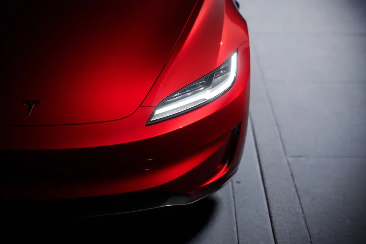Elettronauti - Tesla Model 3 Performance - Grigio - Esterno - Vista anteriore a tre quarti