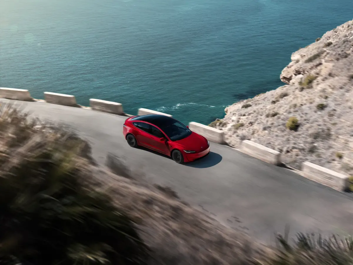 Elettronauti - Tesla Model 3 Performance - Rosso - Esterno - Vista anteriore a tre quarti