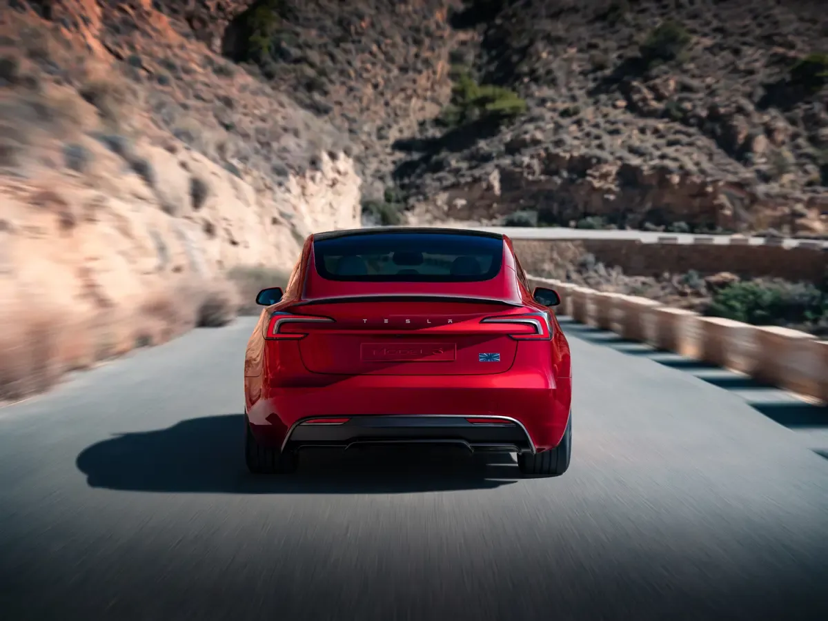 Elettronauti - Tesla Model 3 Performance - Rosso - Esterno - Vista anteriore a tre quarti