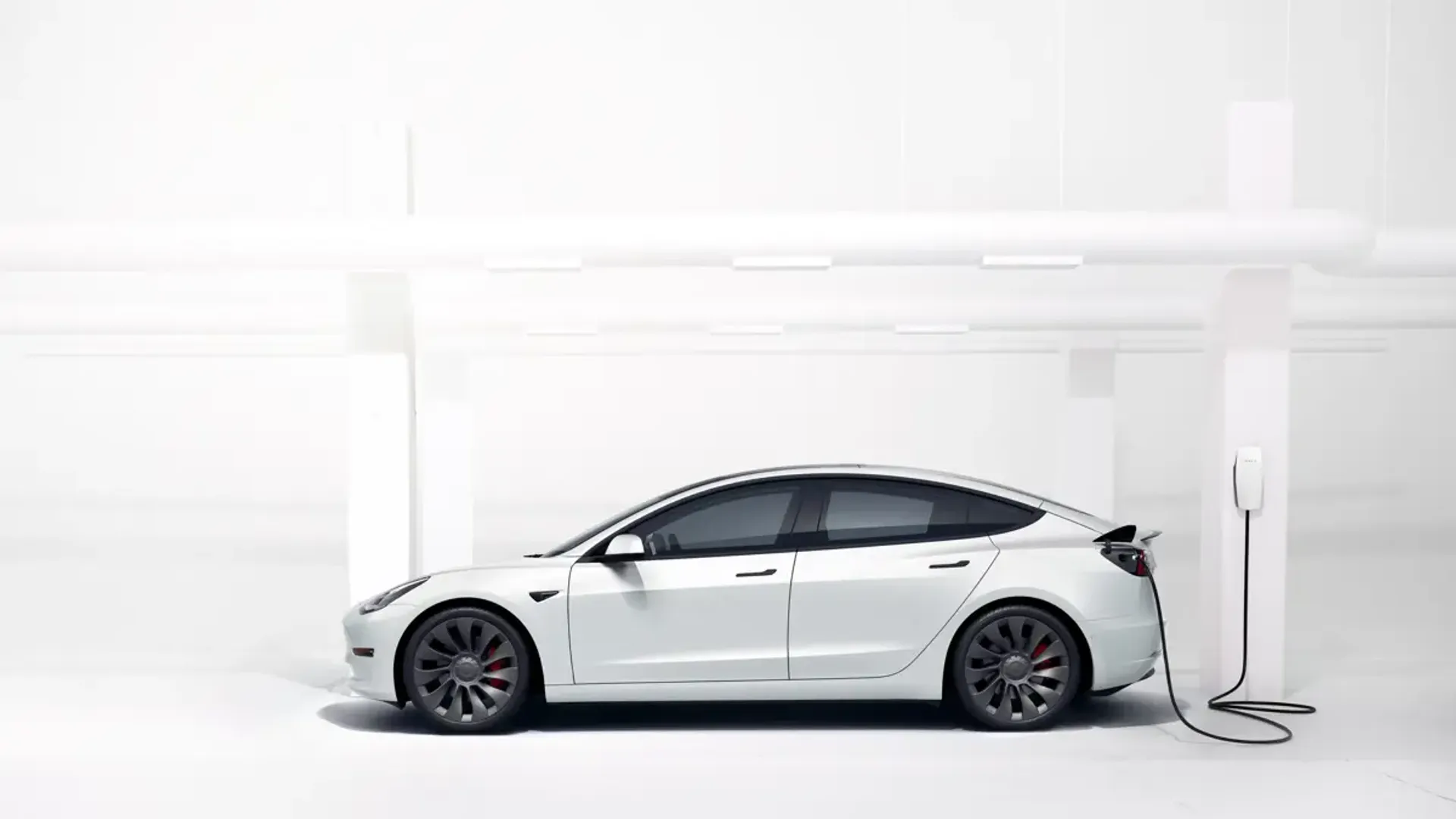 Elettronauti - Tesla Model 3 Performance - Rosso - Esterno - Vista anteriore a tre quarti