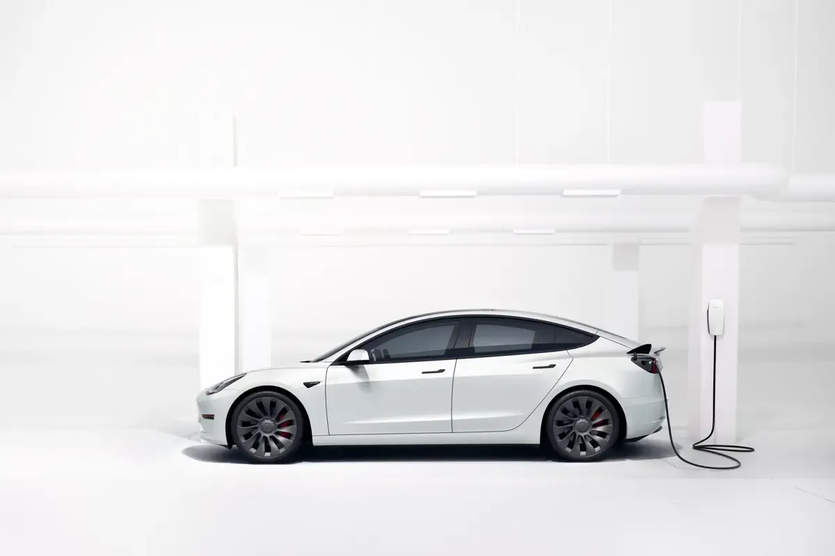 Elettronauti - Tesla Model 3 Performance - Rosso - Esterno - Vista anteriore a tre quarti