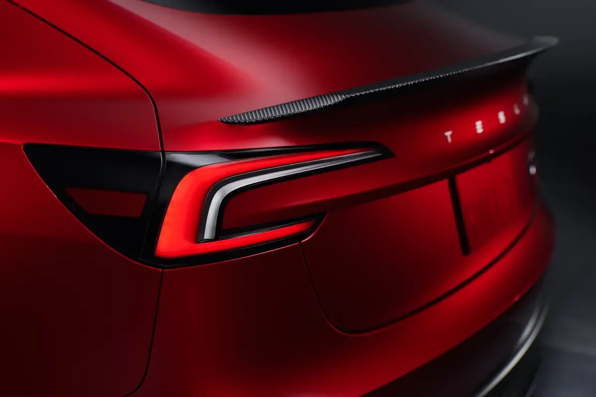 Elettronauti - Tesla Model 3 Performance - Rosso - Esterno - Vista anteriore a tre quarti