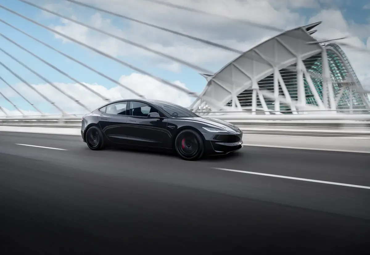 Elettronauti - Tesla Model 3 Performance - Stealth Grey - Esterno - Vista anteriore a tre quarti