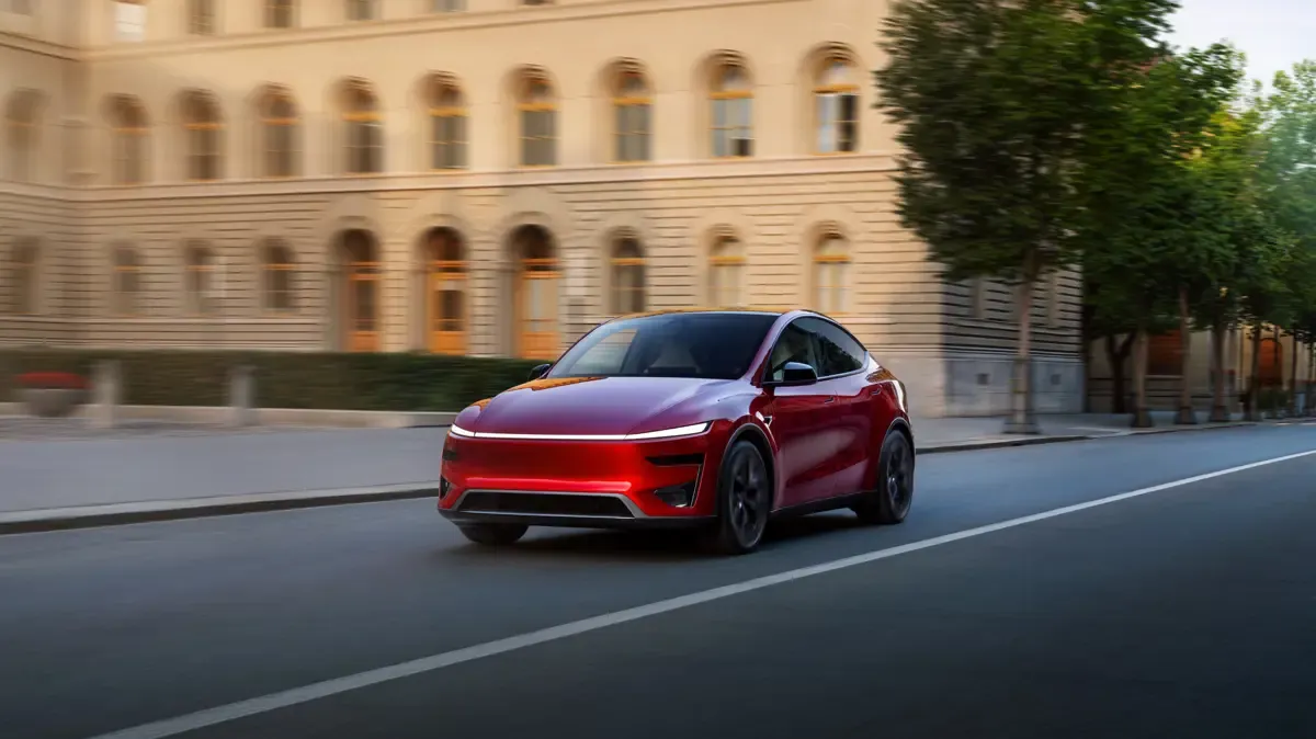 Elettronauti - Tesla Model Y Performance - Nero - Esterno - Vista anteriore a tre quarti
