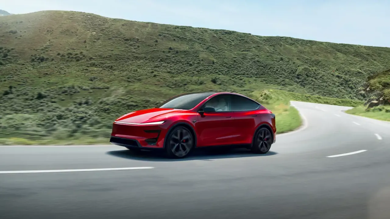 Elettronauti - Tesla Model Y Performance - Blu - Esterno - Vista anteriore a tre quarti