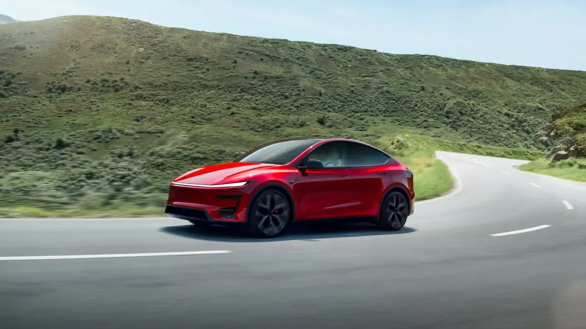 Elettronauti - Tesla Model Y Performance - Blu - Esterno - Vista anteriore a tre quarti