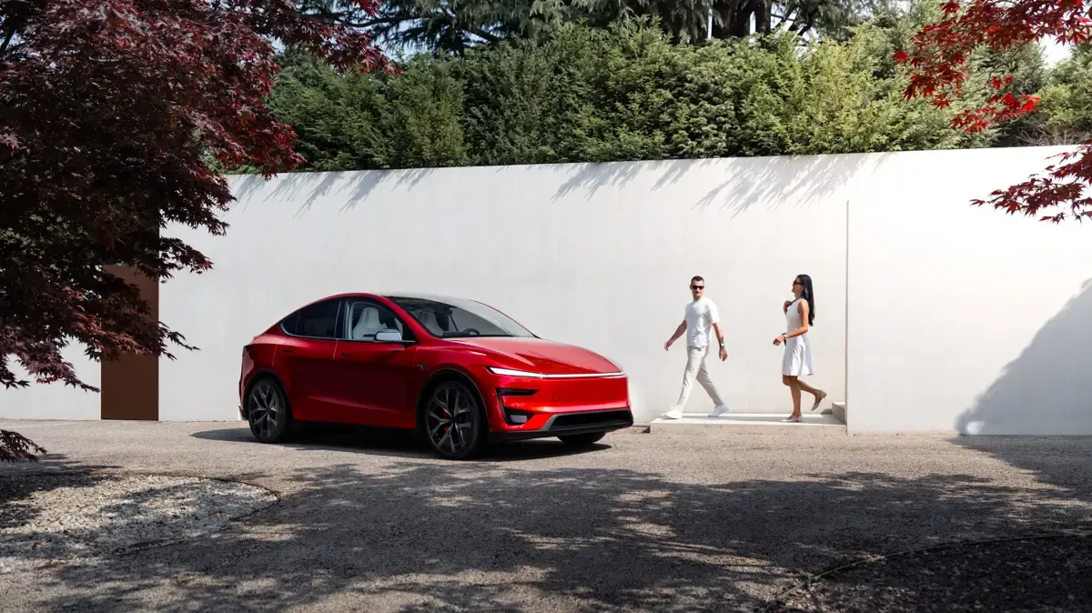 Elettronauti - Tesla Model Y Performance - Dark Grey - Esterno - Vista anteriore a tre quarti