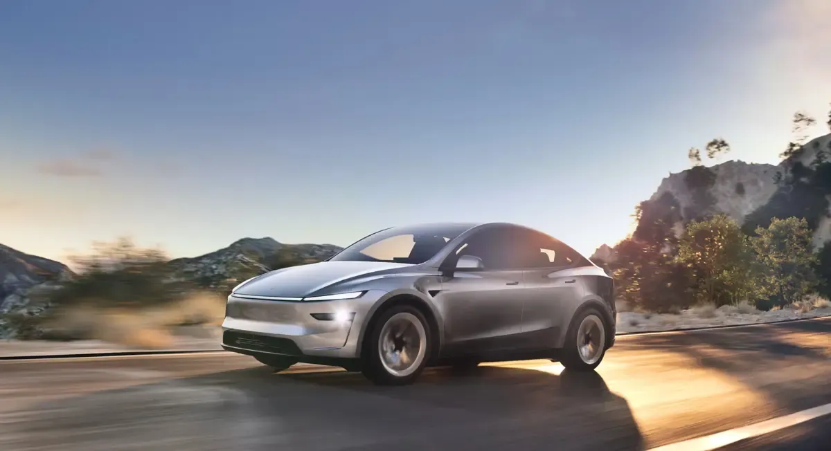 Elettronauti - Tesla Model Y Premium AWD - Grigio - Esterno - Vista anteriore a tre quarti