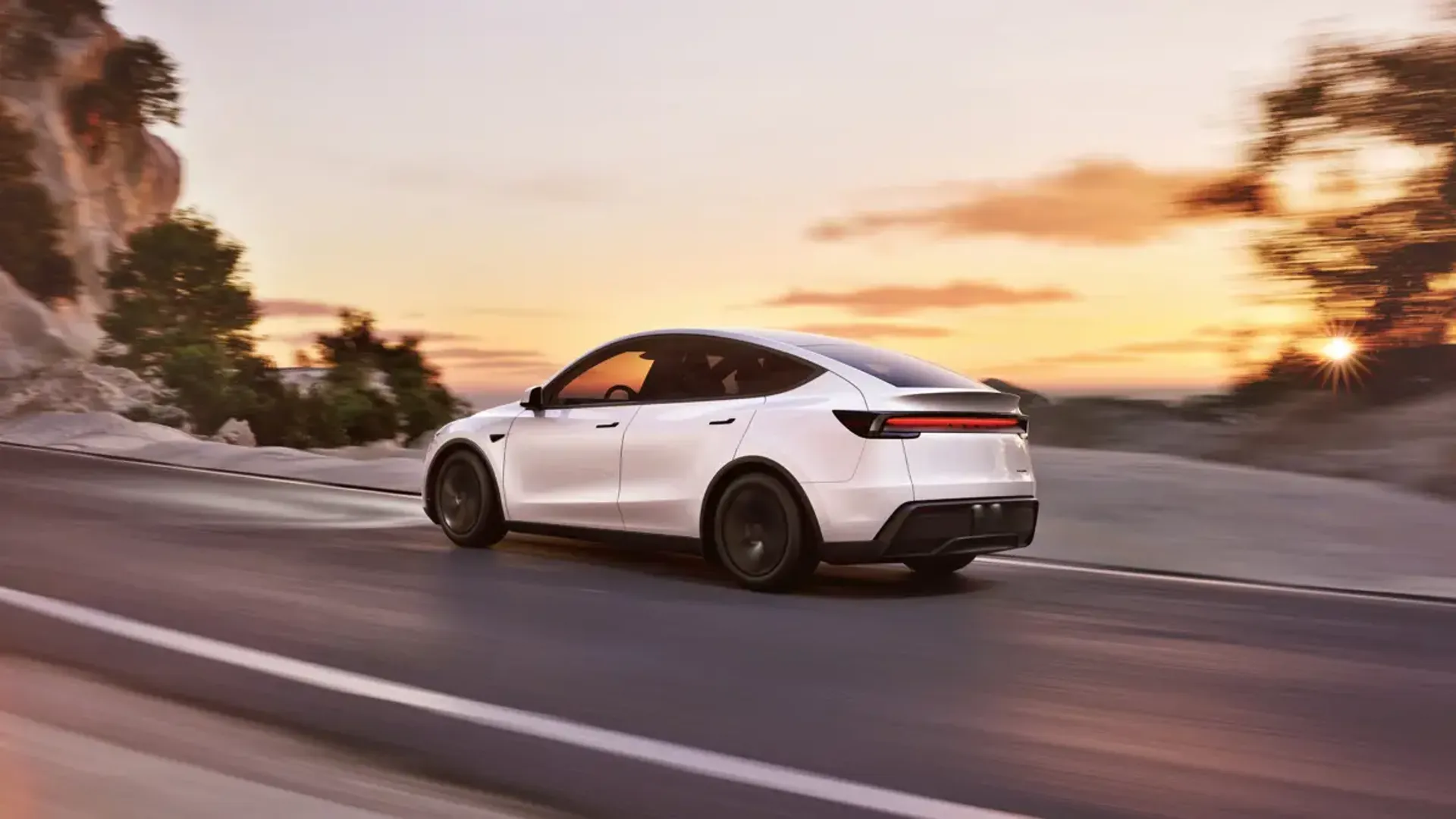 Elettronauti - Tesla Model Y Premium AWD - Rosso - Esterno - Vista anteriore a tre quarti