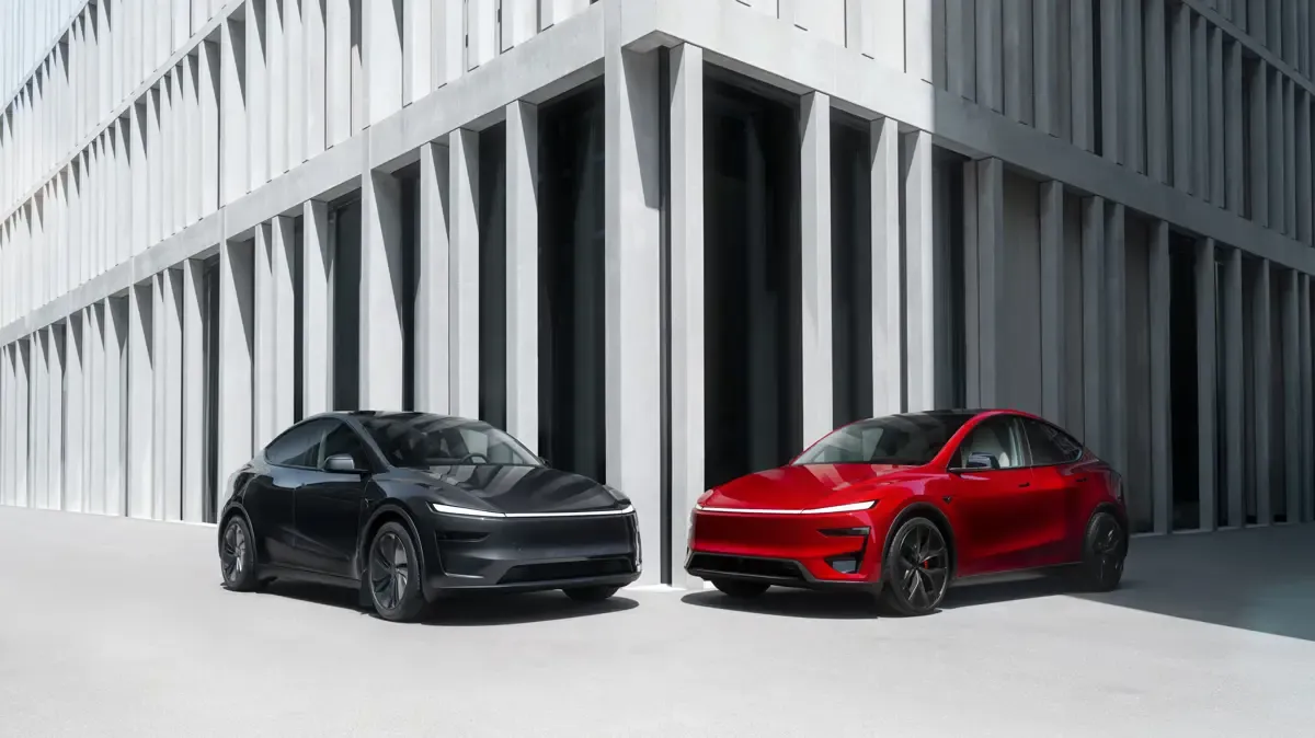Elettronauti - Tesla Model Y Performance - Rosso - Esterno - Vista anteriore a tre quarti