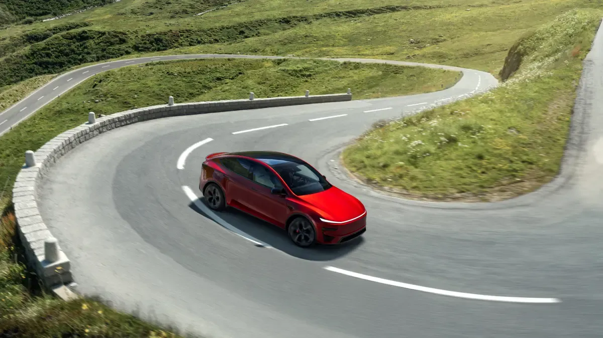 Elettronauti - Tesla Model Y Performance - Rosso - Esterno - Vista anteriore a tre quarti
