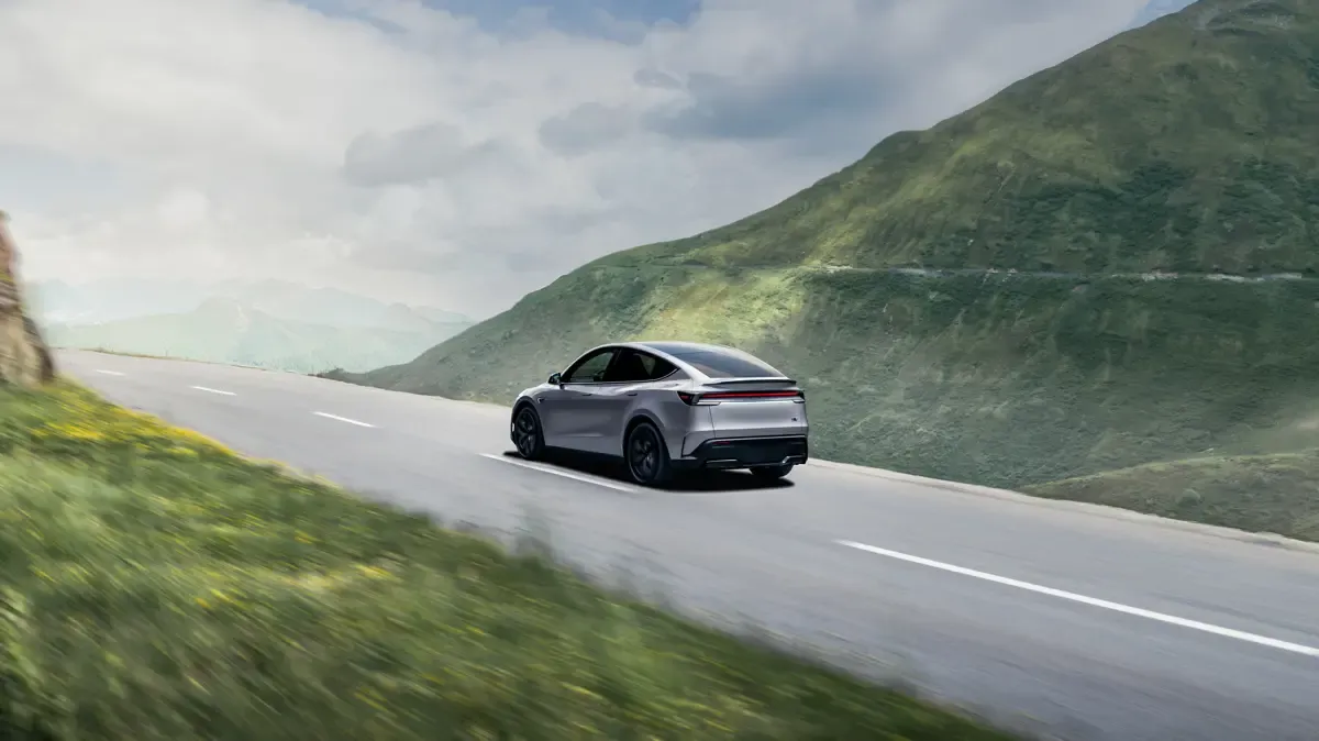 Elettronauti - Tesla Model Y Performance - Argento - Esterno - Vista anteriore a tre quarti