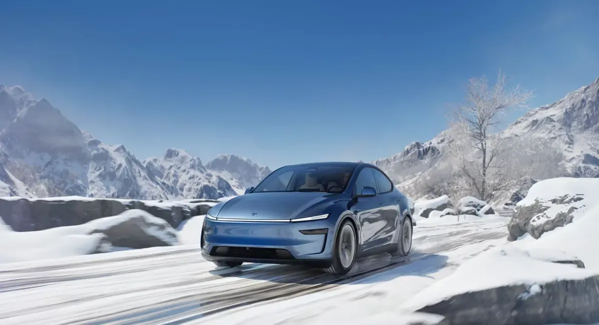 Elettronauti - Tesla Model Y Premium AWD - Argento - Esterno - Vista anteriore a tre quarti