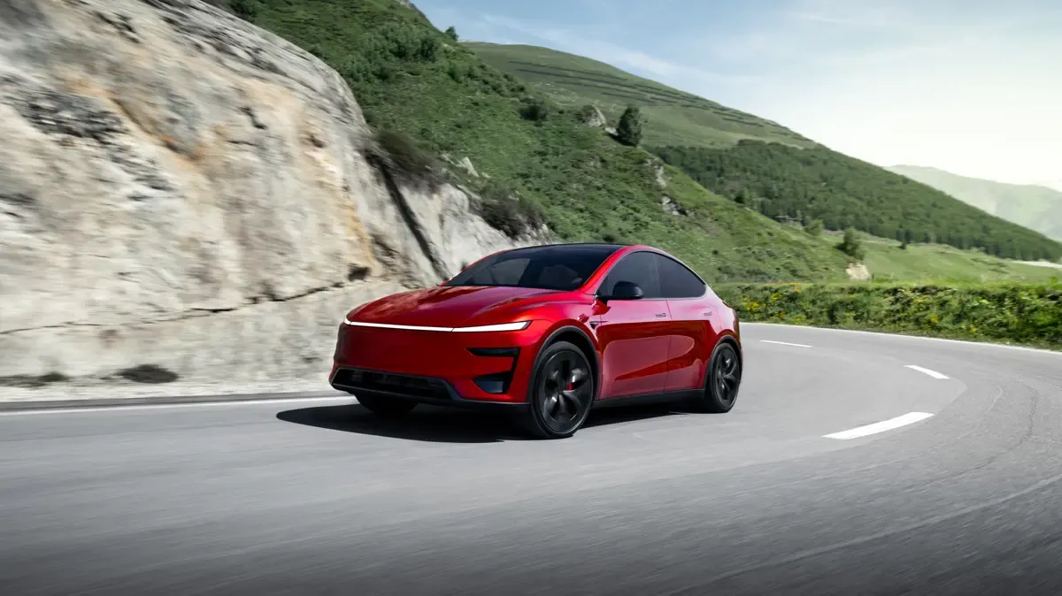 Elettronauti - Tesla Model Y Performance - Bianco - Esterno - Vista anteriore a tre quarti