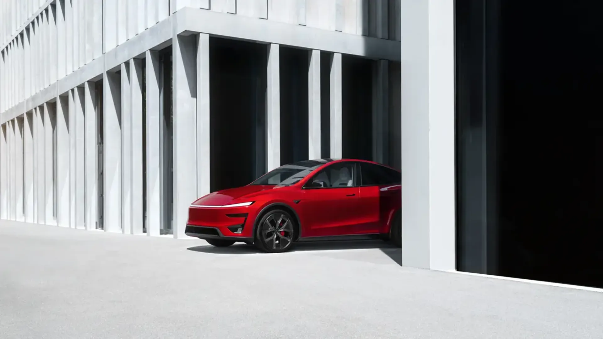 Elettronauti - Tesla Model Y Performance - Bianco - Esterno - Vista anteriore a tre quarti