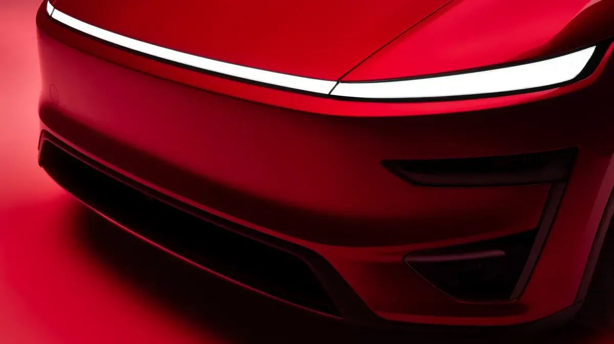 Elettronauti - Tesla Model Y Performance - Bianco - Esterno - Vista anteriore a tre quarti