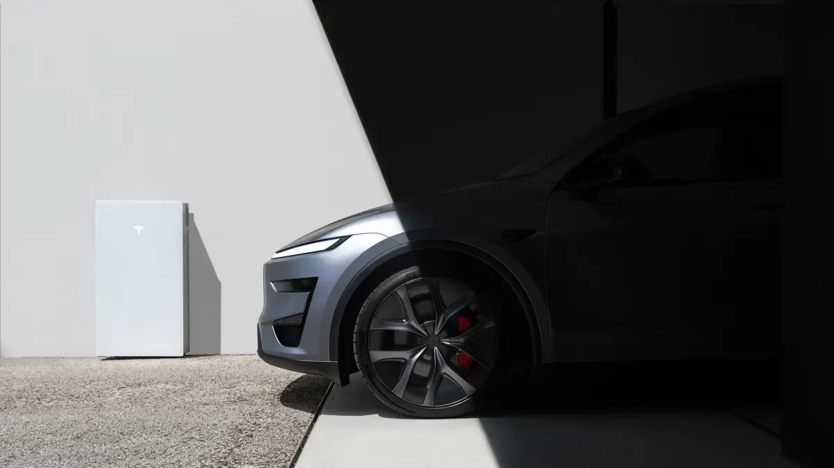 Elettronauti - Tesla Model Y Performance - Bianco - Esterno - Vista anteriore a tre quarti