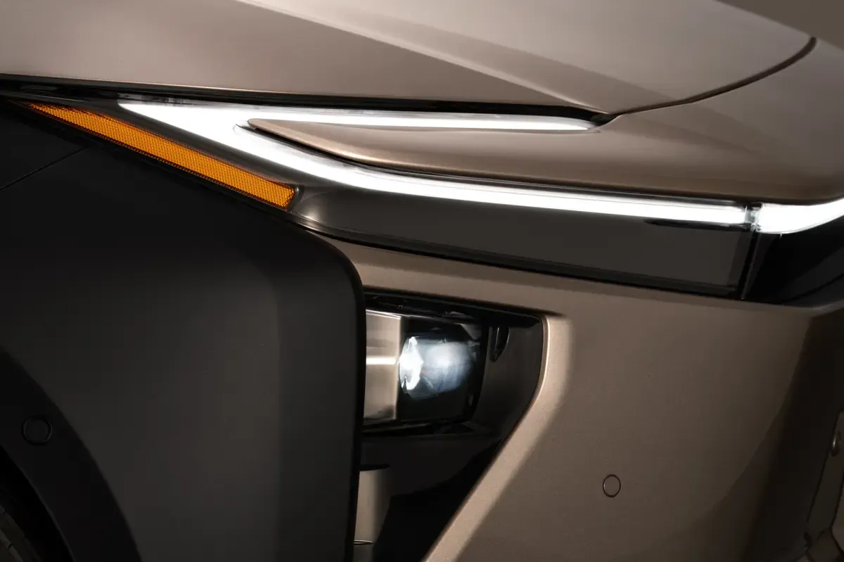 Elettronauti - Toyota bZ4X Touring AWD - Esterno - Vista anteriore a tre quarti