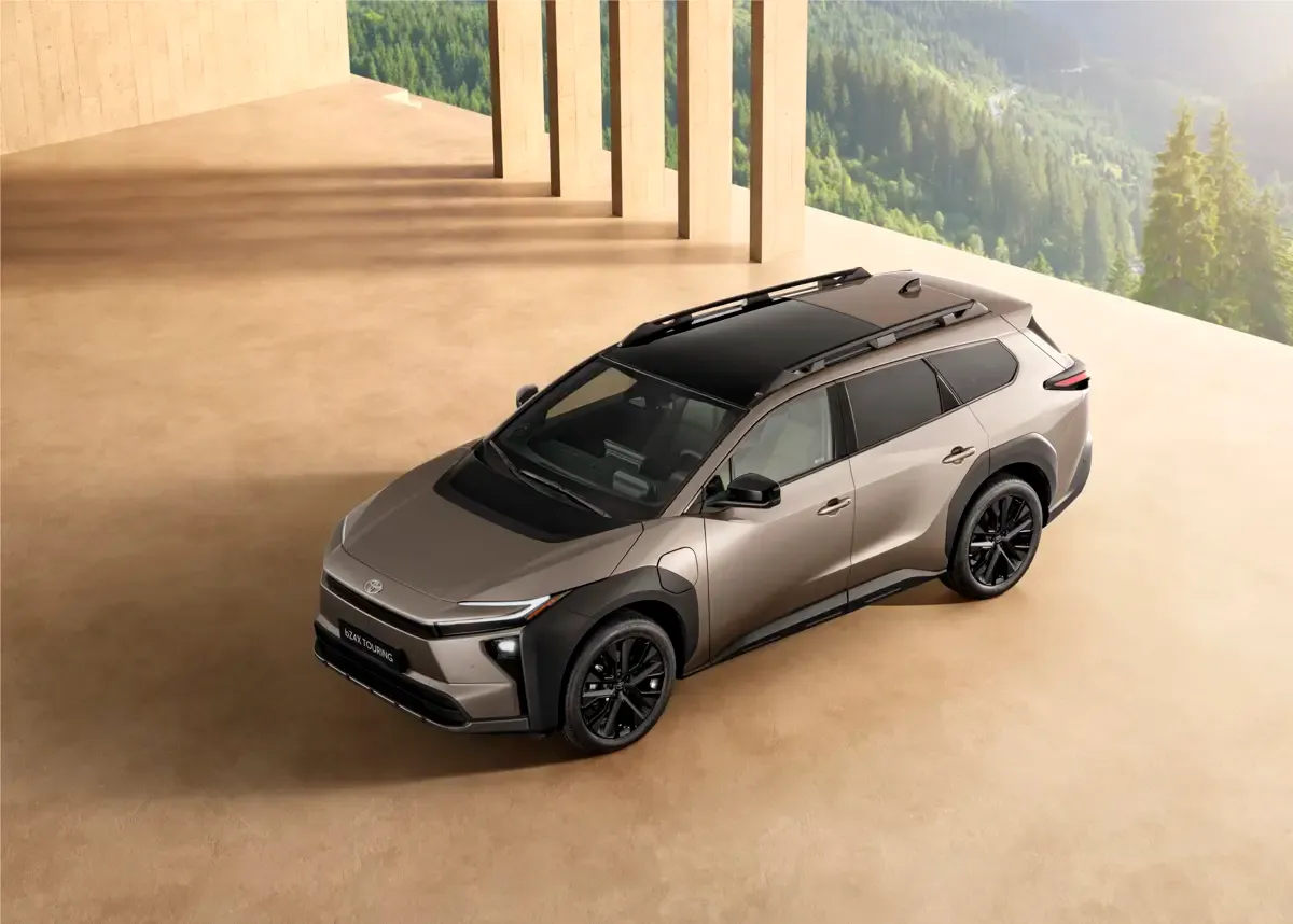 Elettronauti - Toyota bZ4X Touring AWD - Dark Blue - Esterno - Vista anteriore a tre quarti