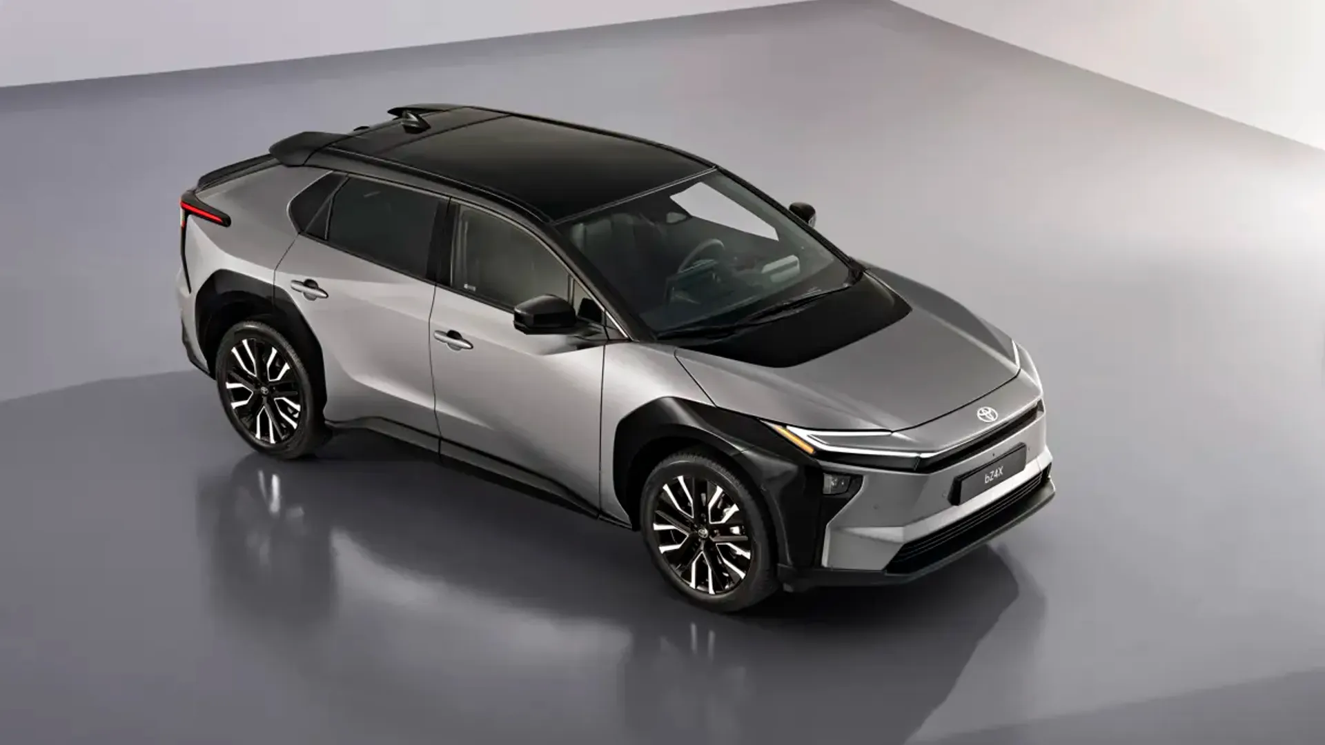 Elettronauti - Toyota bZ4x AWD - Grigio - Esterno - Vista anteriore a tre quarti