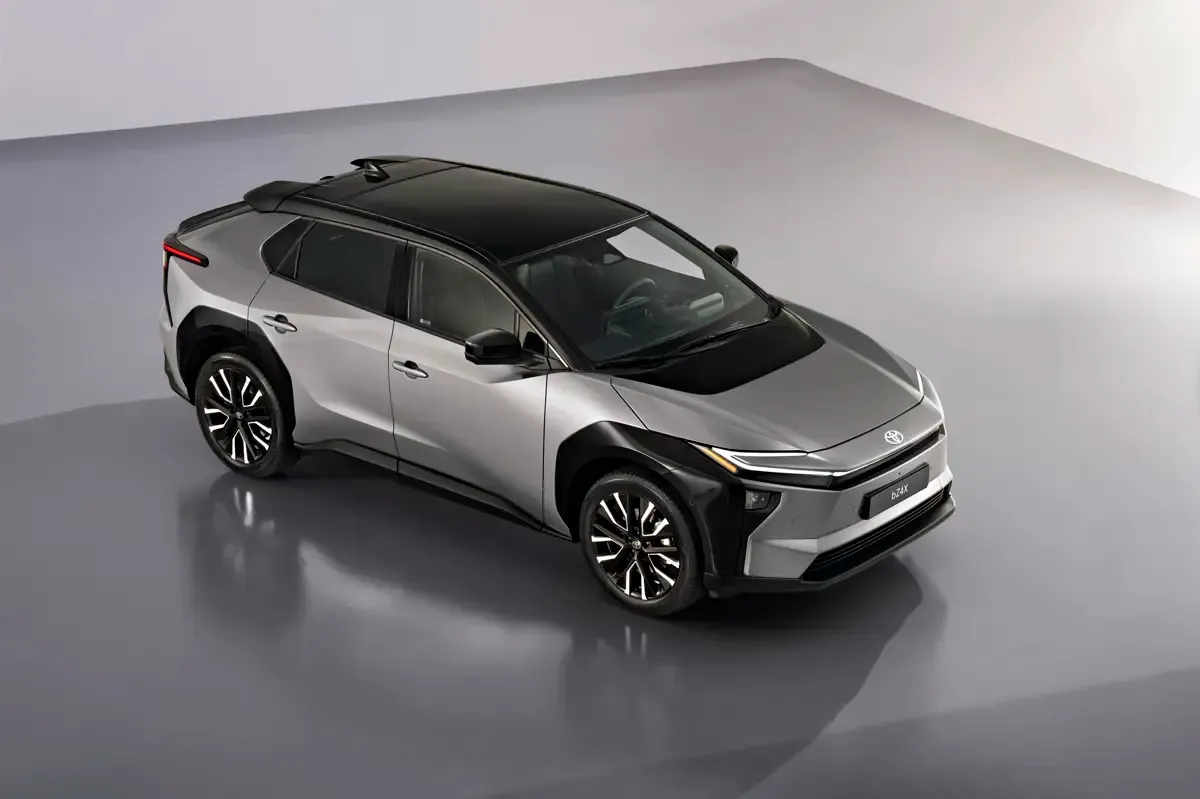 Elettronauti - Toyota bZ4x AWD - Grigio - Esterno - Vista anteriore a tre quarti