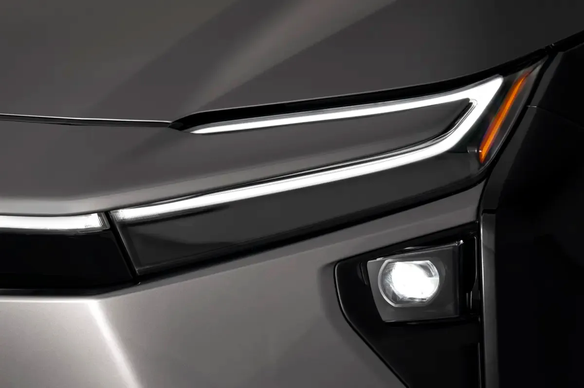 Elettronauti - Toyota bZ4x AWD - Grigio - Esterno - Vista anteriore a tre quarti