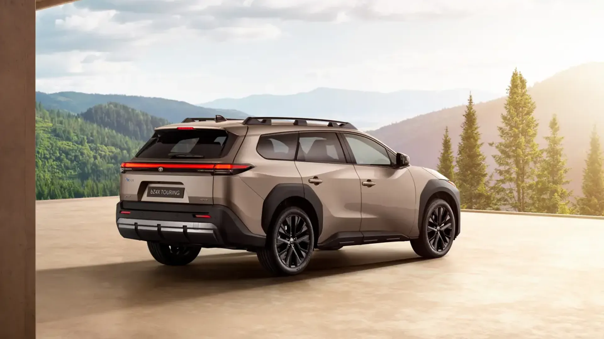 Elettronauti - Toyota bZ4X Touring AWD - Argento - Esterno - Vista anteriore a tre quarti