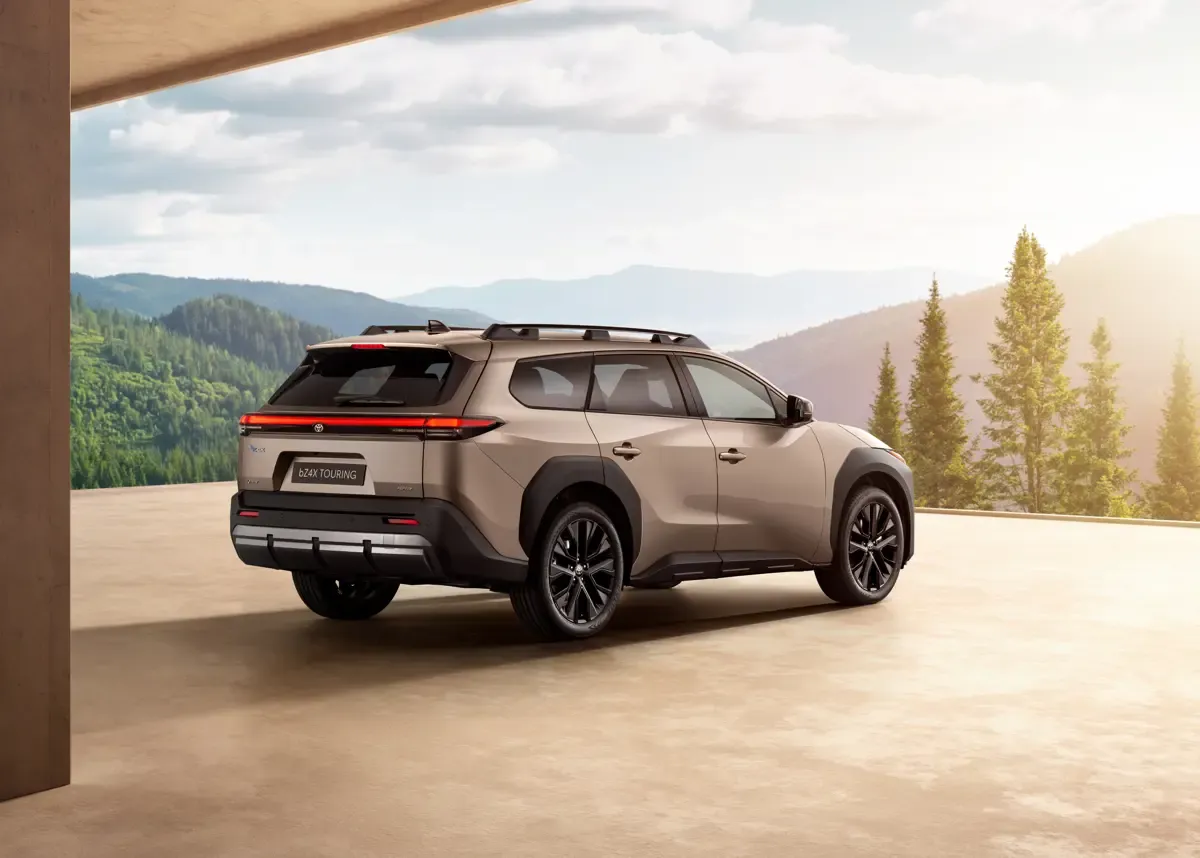 Elettronauti - Toyota bZ4X Touring AWD - Argento - Esterno - Vista anteriore a tre quarti
