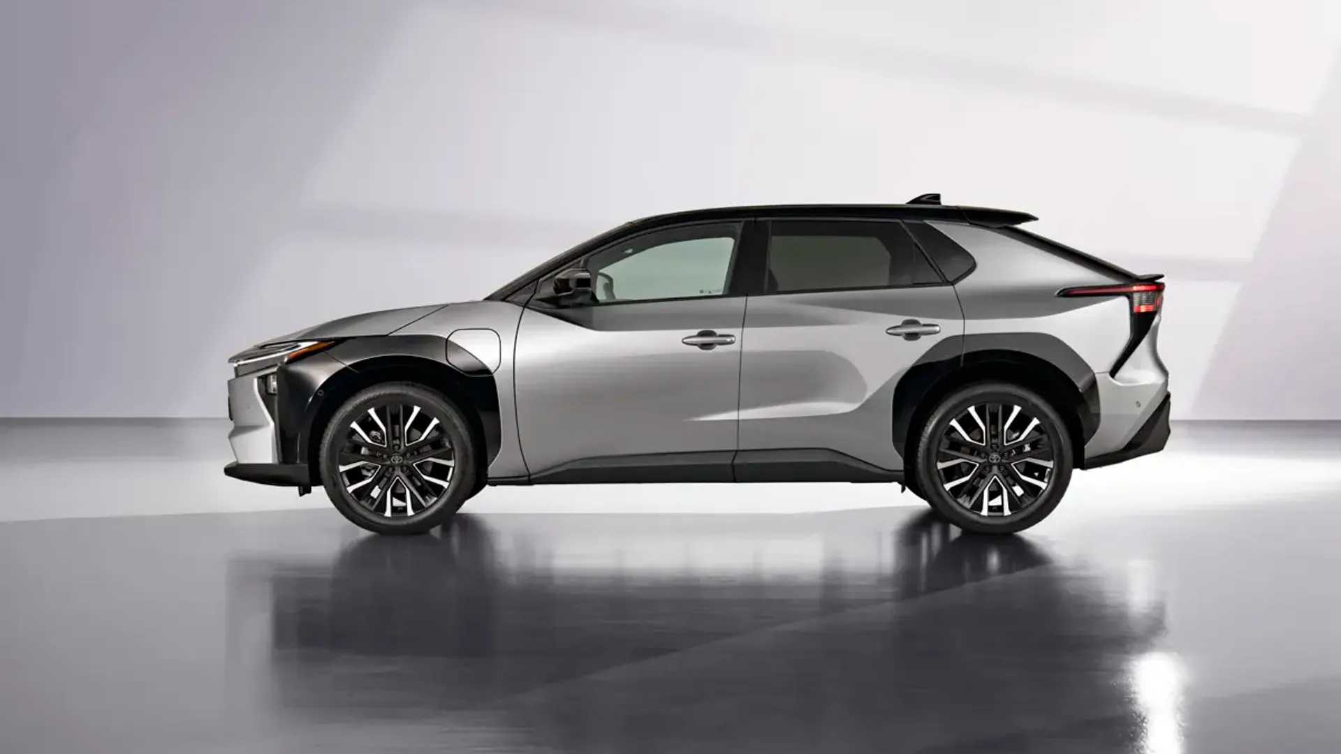 Elettronauti - Toyota bZ4x AWD - Argento - Esterno - Vista anteriore a tre quarti