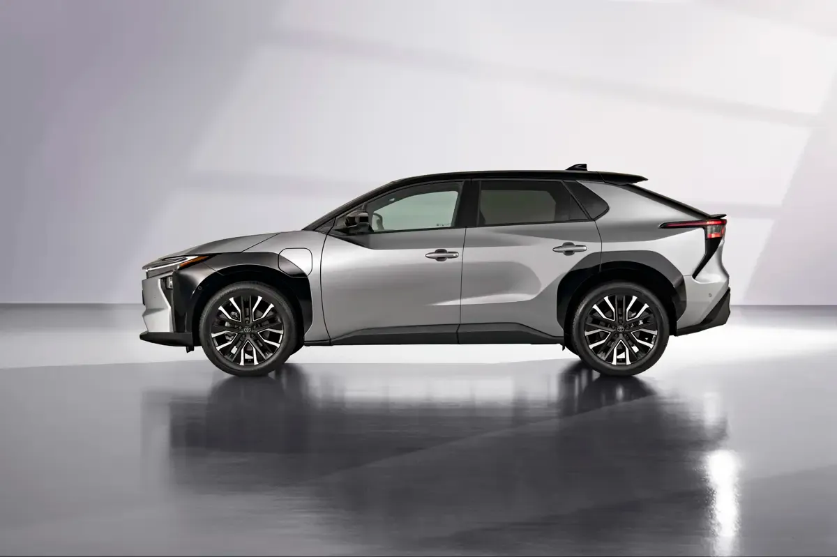 Elettronauti - Toyota bZ4x AWD - Argento - Esterno - Vista anteriore a tre quarti