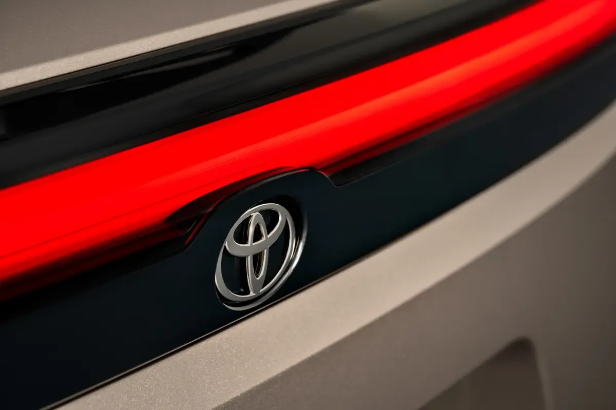 Elettronauti - Toyota bZ4X Touring AWD - Bianco - Esterno - Vista anteriore a tre quarti